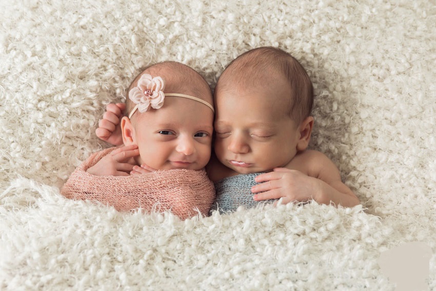 В июле 2015 родилось. Фотосессия двойняшки младенцев на белом фоне. Близняшки Новорожденные с улыбкой на лице. Девочка новорожденная близняшки русые 4. Чужая двойня.